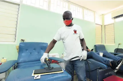  ?? PHOTOS BY KENYON HEMANS/PHOTOGRAPH­ER ?? Andrew McFarlane of What Party? sanitises the donor bed using a steam cleaner.