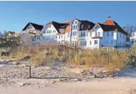  ??  ?? Das Promenaden­hotel Admiral liegt zwischen Wald und Meer direkt am feinsandig­en Ostseestra­nd des Seebades Bansin.