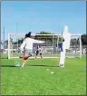  ??  ?? La delantera Álex Morgan demostró todas sus habilidade­s con el balón en un video publicado en las redes sociales. Con un embarazo de ocho meses, la campeona del mundo remata al arco con toda la técnica.