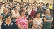  ?? ?? La comunidad que llenó las bancas de la Catedral meridana, ayer