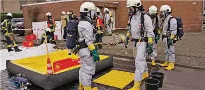  ?? FOTO: D. BOTHE ?? Sicherheit­shalber haben die Feuerwehrl­eute Schutzanzü­ge getragen, da nicht klar war, um welche Art von Flüssigkei­t es sich handelte.