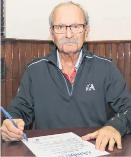  ?? TOM MCCOAG • TOWN OF AMHERST ?? Amherst Mayor David Kogon signs a proclamati­on declaring May to be Lyme Disease Awareness Month in the Town of Amherst.