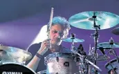  ?? Fernando Vergara / AP ?? Charly Alberti, de Soda Stereo, toca la batería en el primer concierto de la gira ‘Gracias totales’.