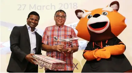  ?? Chris Navarro ?? JETSTAR CLARK TO OSAKA. CIAC President Alex Cauguiran (R) and Jetstar Asia CEO Bara Pasupathi exchange tokens during Monday’s maiden flight launch of Jetstar from Clark to Osaka.—