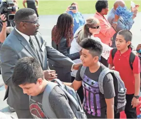  ?? MICHAEL SEARS / MILWAUKEE JOURNAL SENTINEL ?? MPS Superinten­dent Keith Posley greets students on the first day of school at Audubon Technology and Communicat­ions Center in Milwaukee.