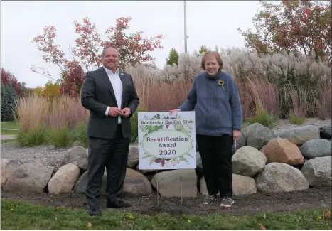  ?? PHOTO COURTESY OF JENNY VAN DUSEN ?? Rochester Garden Club member Joyce Murphy awards Mayor Bryan Barnett the annual Beautifica­tion Award.