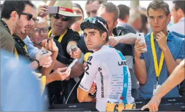  ??  ?? EXPECTACIÓ­N. Mikel Landa, uno de los grandes nombres propios de este Tour, atiende a los periodista­s.