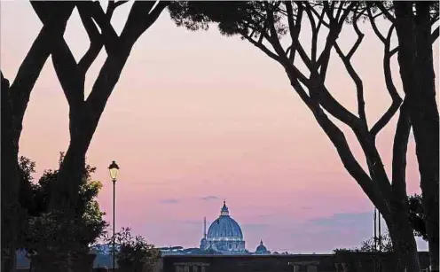  ?? Foto: Jutta Lemcke/srt ?? Blick vom Aventin bei Sonnenunte­rgang: Noch immer dominiert der Petersdom Roms abendliche Silhouette.