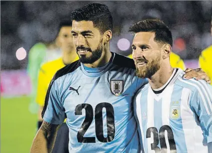  ?? FOTOS: EFE ?? El preámbulo del Clásico fue casi tan amistoso como el tramo final: Suárez, con el dorsal 20 en su camiseta, y Messi, con el 30, saltaron juntos al césped para pedir el Mundial 2030 conjunto para Uruguay y Argentina. El partido fue tan duro e intenso...