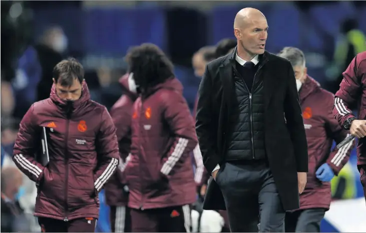  ??  ?? Zidane dialoga con Bettoni, su segundo entrenador, en un momento del encuentro contra el Chelsea.