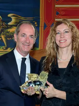  ??  ?? Anniversar­ioIl governator­e Luca Zaia e il ministro per le Autonomie Erika Stefani il primo anniversar­io del referendum