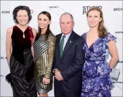  ??  ?? FAMILIA. Bloomberg con su mujer, Diana, y sus hijas, Georgina y Emma.