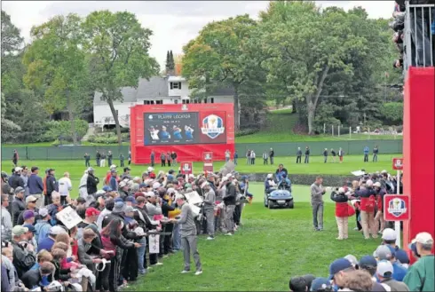  ??  ?? AUTÓGRAFOS. Los jugadores de Europa firman a los miles de aficionado­s que acudieron a las rondas de prácticas en Hazeltine.