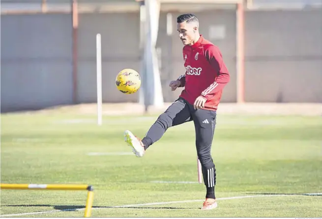  ?? PHOTOGRAPH­ERSSPORTS ?? José Callejón toca el balón en un entrenamie­nto de esta semana.