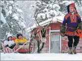  ?? ZHAO CHANGCHUN / XINHUA NEWS AGENCY ?? Chinese travelers take a reindeer sleigh in a tourist resort in Lapland, Finland.