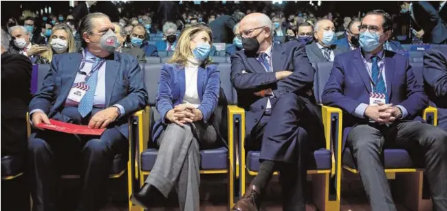  ?? // ISABEL PERMUY ?? De izquierda a derecha, Vicente Boluda, Raquel Sánchez, Juan Roig y Antonio Garamendi durante el acto celebrado ayer en Ifema