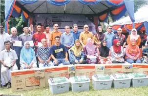  ?? — Gambar Bernama ?? ALBUM: Dr Zabry bergambar dengan sebahagian penerima bantuan dekoder Astro Njoi, BRI1M dan zakat pada perasmian Program Negaraku Menghubung Menyatu (CTU) di padang awam Sungai Kerang, Trong semalam. Turut hadir Mohamad Haidhir.