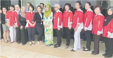  ??  ?? Fatimah (seventh right) in a group photo with Dr Abigail (sixth left) and the Pink &amp; Teal EmpowHer and Sarawak Breast Cancer Support Group delegation­s.