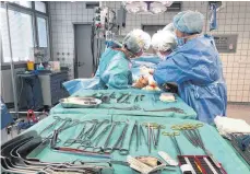  ?? FOTO: DPA ?? Klinikallt­ag im TV: Die Chefärztin der Chirurgie, Barbara Kraft, entfernt bei einer Operation im Diakonie-Klinikum Stuttgart den Magen eines Patienten.