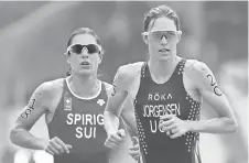  ?? ERICH SCHLEGEL, USA TODAY SPORTS ?? The USA’s Gwen Jorgensen, right, outran Switzerlan­d’s Nicola Spirig to win gold in the women’s triathlon Saturday.