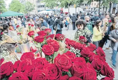 ?? MANÉ ESPINOSA / ARCHIVO ?? Imagen de archivo de un punto de venta de rosas en la calle durante la pasada diada de Sant Jordi