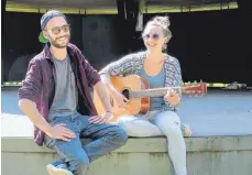  ?? FOTO: AH ?? Sven Hiemer und Miryam-Makeba Armbruster organisier­en am 3. Mai die erste „Muschelmus­ik“im Kressbronn­er Schlösslep­ark am 3. Mai.