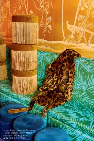  ??  ?? Leopardkåp­en passer til det meste – kjoler, dresser eller en festlig topp og et par baggy jeans.
Kåpe Stand, 6 140 kr.