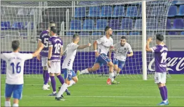  ??  ?? Fran Sol celebra el gol que le valió al Tenerife para sumar los tres puntos en el Rodríguez López.