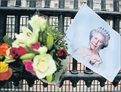  ?? ANDY RAIN / EFE ?? Els reixats del palau de Buckingham es van omplir ahir de flors i fotografie­s en homenatge a la reina Elisabet II pel seu 95è aniversari mentre encara està de dol oficial pel seu difunt marit