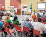  ?? CORTESíA ?? Un grupo de personas participan de la mesa de ayer.