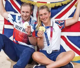  ?? Picture: ANDY STENNING ?? Superstar pair...Jason and Laura Kenny with their Tokyo 2020 Olympic medals