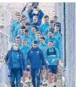  ?? FOTO: AP ?? Die Schalker Mannschaft auf dem Weg zum Training.