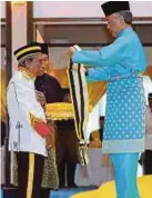  ?? BERNAMA PIC ?? Tengku Mahkota of Pahang Tengku Abdullah Sultan Ahmad Shah conferring the Darjah Indera Mahkota Pahang (DIMP) award on former national footballer N. Thanabalan.