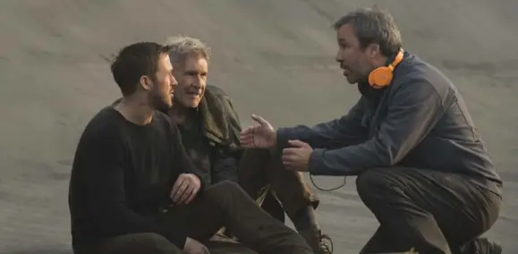  ?? KATA VERMES ?? Ryan Gosling, Harrison Ford and Canadian director Denis Villeneuve on the set of Blade Runner 2049.