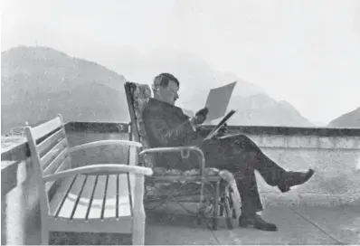  ?? GETTY ?? Hitler, en 1934 en la terraza de su casa en Obersalzbe­rg.