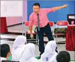  ?? ANGGER BONDAN/JAWA POS ?? GUGAH SEMANGAT: Yosi Novla memberikan materi tentang pengembang­an diri di hadapan siswa SMAN 16.