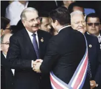  ??  ?? Relaciones. El presidente Danilo Medina saluda al nuevo Presidente de Costa Rica, Carlos Alvarado Quezada.