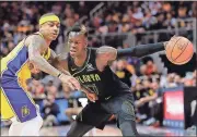  ?? John Bazemore / AP ?? Atlanta’s Dennis Schroder (center) works against Los Angeles guard Isaiah Thomas during the first half.