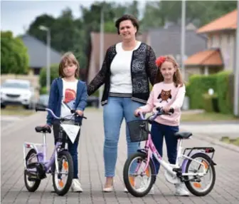  ?? FOTO SERGE MINTEN ?? Catherine Guisson en haar dochtertje­s. Omdat hun fietsjes te klein geworden zijn en omdat ze goed gestudeerd hebben, krijgen de meisjes een nieuwe fiets van mama. Maar dat ging zaterdag niet door, omdat ze de Decathlon niet binnen mochten.