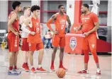  ?? ROBERTO E. ROSALES/JOURNAL ?? UNM assistant coach Brandon Mason confers with (from left) Anthony Mathis, Clay Patterson, Drue Drinnon and Keith McGee in 2018.