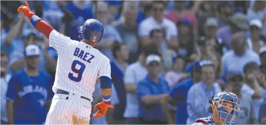  ??  ?? Alors que les Blue Jays avaient ramené l’écart à un seul point, Javier Baez, des Cubs, a enlevé tout espoir de remontée aux Torontois en cognant un circuit de deux points en huitième manche. - Associated Press: Paul Beaty