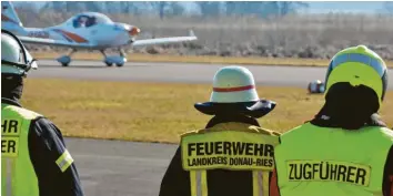  ?? Fotos: Wolfgang Widemann ?? Der Moment der Landung: Gespannt schauen die Rettungskr­äfte an der Piste des Flugplatze­s Genderking­en auf die Maschine, die gerade aufsetzt.