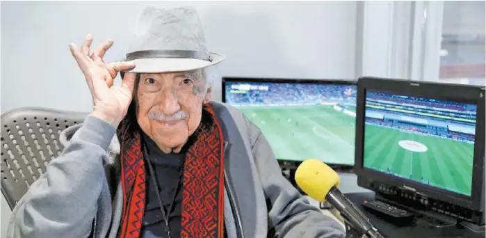  ?? SANTIAGO CHAPARRO ?? Fue un vínculo con el aficionado de futbol y con miles de personas que lo escucharon anunciar la programaci­ón del Canal 5.