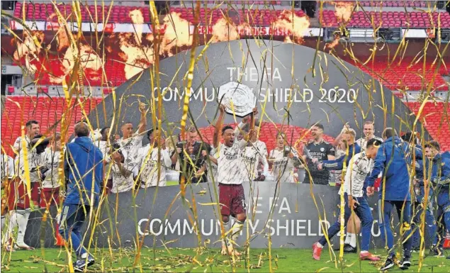  ??  ?? Los jugadores del Arsenal celebran la conquista de la Community Shield, la Supercopa de Inglaterra, tras ganar ayer al Liverpool en Wembley.