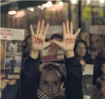  ?? / AP ?? “El tiempo se agota”, dice la leyenda en las manos de una manifestan­te israelí en Jerusalén que pide el cese del fuego.