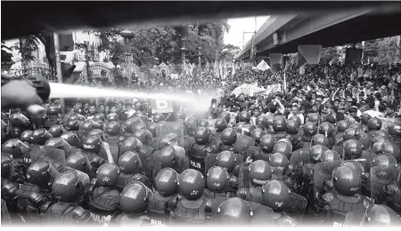  ?? Photo: AFP ?? Police hose down protesters as they try to march to the venue of the Associatio­n of Southeast Asian Nations (ASEAN) Summit in Manila on Monday, which is also attended by US President Donald Trump. World leaders are in the Philippine capital for two...