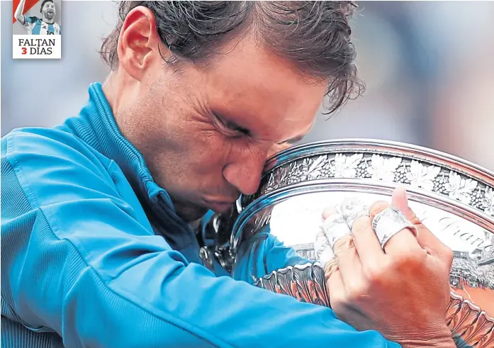  ?? Benoit tessier / reuters ?? El Nº 1 del mundo se aferra al trofeo en el Bois de Boulogne; el español superó los contratiem­pos físicos frente al austríaco Thiem