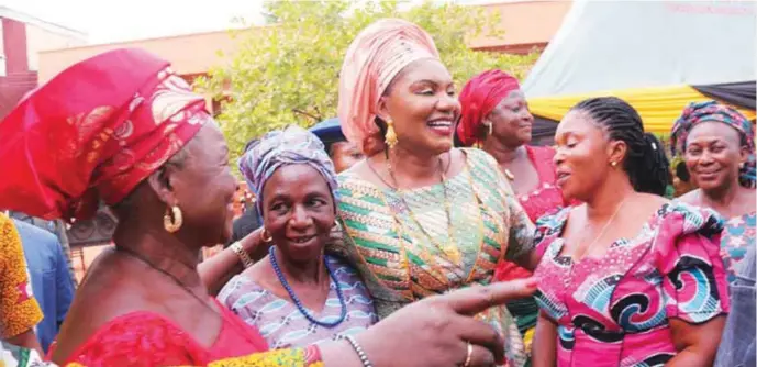  ??  ?? Wife of Anambra State governor, Mrs. Ebelechukw­u Obiano (m), Mrs. Roseline Anene, the discharged inmate (2nd left), Mrs. Ifeyinwa Uzoezie (right) daughter of the discharged inmate and co-wife of Mrs. Anene (left), at Nteje Rehabilita­tion Centre during...