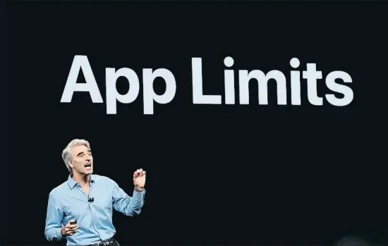  ?? JUSTIN SULLIVAN / AFP ?? El vicepresid­ent de software Craig Federighi ensenya l’aplicació Limits durant la conferènci­a
