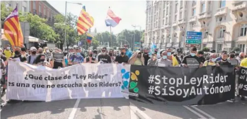  ?? // EP ?? Grupos de ‘riders’ protestan con pancartas frente al Congreso en Madrid en 2021